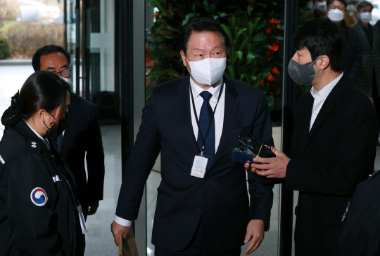 최태원 SK그룹 회장이 지난 15일 오전 정부세종청사 공정거래위원회에 도착해 'SK실트론 사익편취 의혹' 사건 전원회의가 열리는 심판정으로 들어가며 검색대를 통과하고 있다. <연합뉴스>